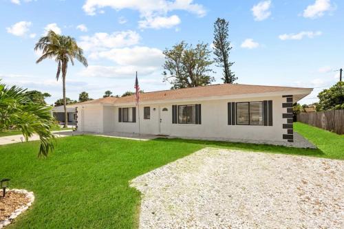 Bonita Springs Apartment | Brand New 2Bed in Bonita's Heart with Superb Patio and Garden