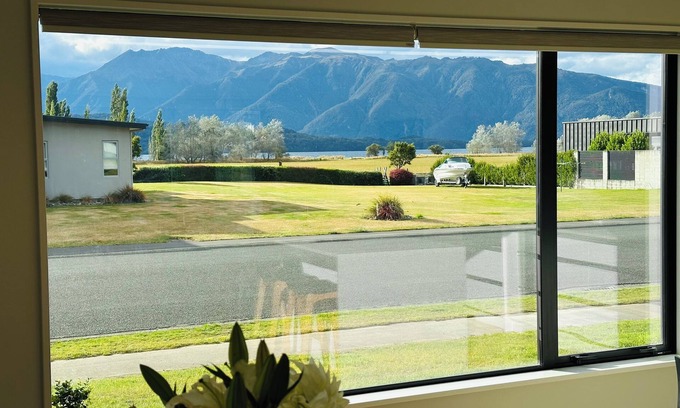 Te Anau House | Brand New 3-bedroom house with lake and mountain views, AC, lots of TVs, Te Anau