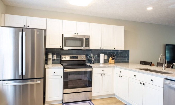 Auburn House | BRAND NEW! 3BD/3.5BA Auburn Townhome Near Campus