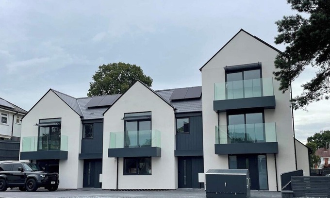Poole House | Brand New 4 Bedroom House -Sleeps 9 - Free Parking