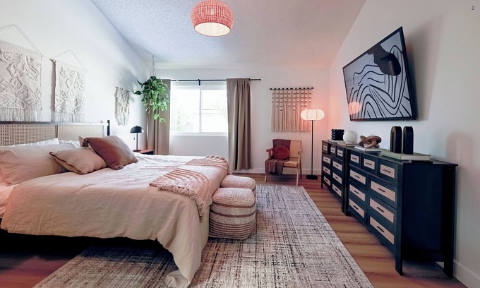 Huntington Beach House | Brand New 4Bed 3Bath Sleep10 POOL Home 6Mins to Beach, near park and Disneyland.