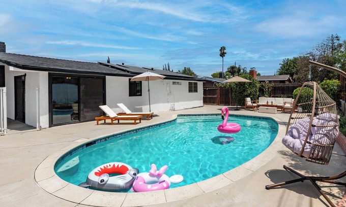 Calabasas House | Brand New 4BR: Fireplace, Foosball, table tennis, Reseda.