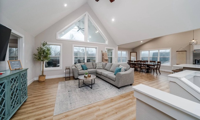 Lakeside Estates House | BRAND NEW! 6B/5Ba near Sugar Hollow Marina/Jumping Bridge. Hot Tub!