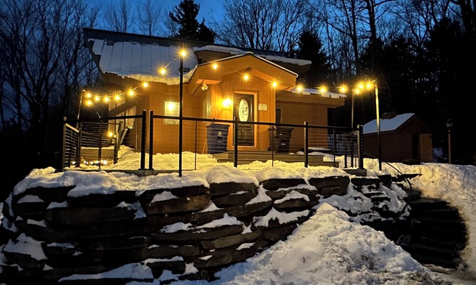 Ludlow Ski Chalet | Brand new Appliances, Deck & Hot Tub - 1 min from Okemo base & Ludlow Downtown!