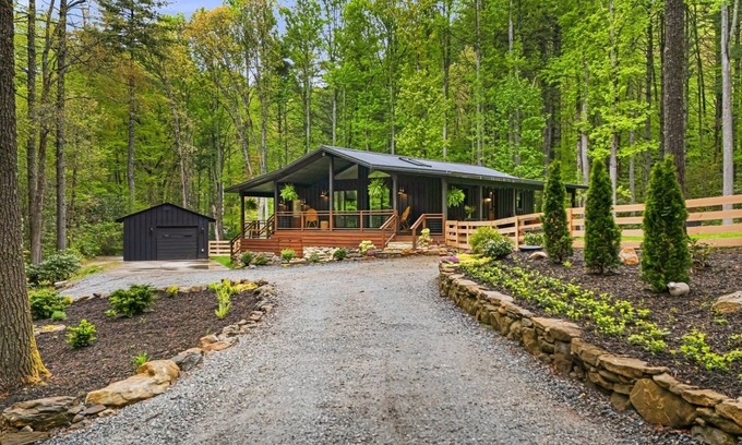 Highlands Cottage | BRAND NEW: Beautiful Cashiers Home In the Woods