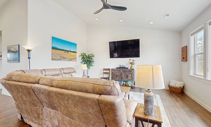 Sisters House | Brand-new beautiful home with private hot tub & mountain views