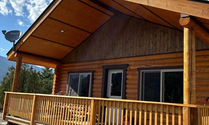 Gardiner Cabin | Brand new Cabin in the mountains next to Yellowstone National Park!