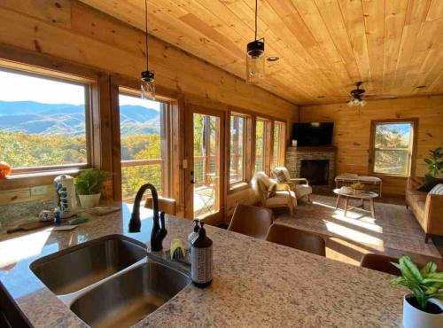 Gatlinburg - Pigeon Forge House | Brand New Chalet With Spectacular Views- Ursa Mons