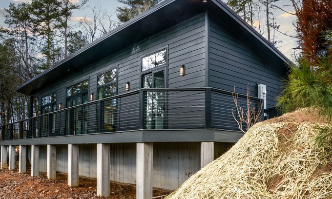 Wiley Cabin | Brand new. Family sized with view and hot tub. Dog Friendly. Modern Design!
