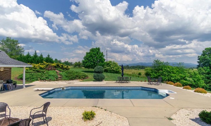 Marshall House | BRAND NEW furniture Breathtaking VIEWS Hot Tub Pool 20 min to Asheville