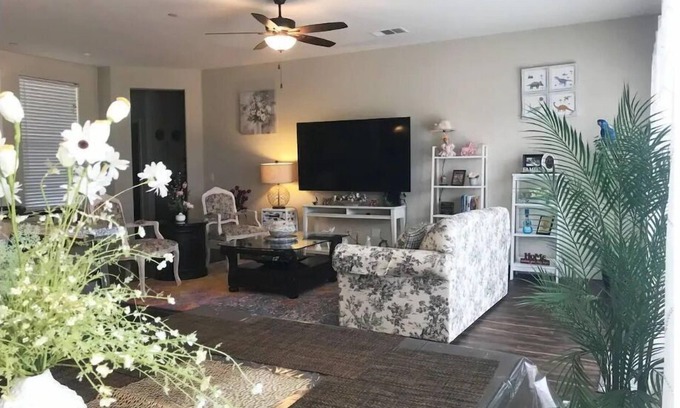 Visalia House | Brand New Home Close to Sequoia/w Tub & Games