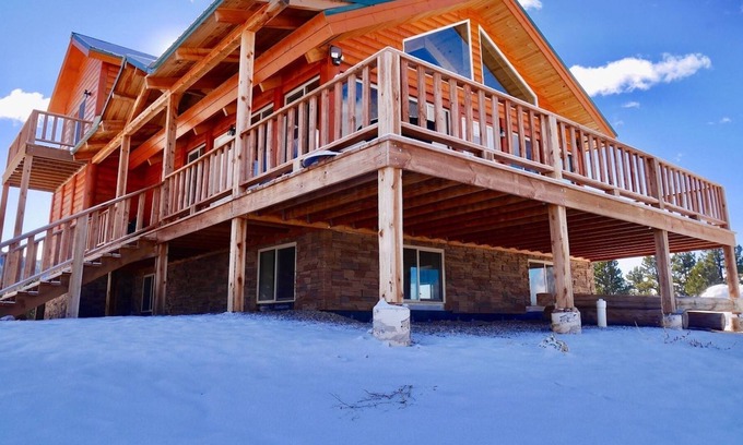 Angel Fire Cabin | Brand New Log Home Sleeps 18+ Five Mins From Ski Slopes Pet Friendly Generator