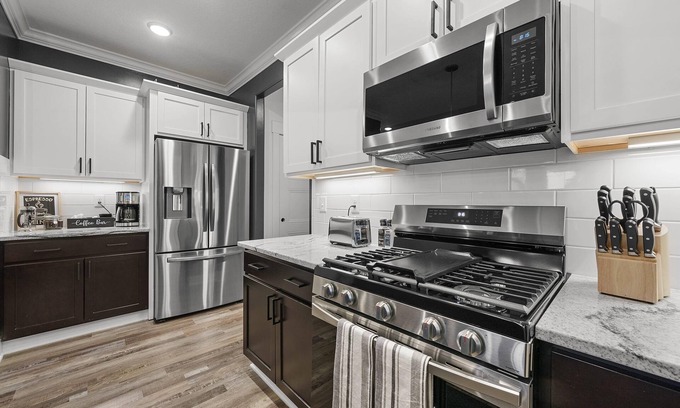 Weinland Park House | Brand New Lux 18 Beds w 2 Hot Tubs - Short North