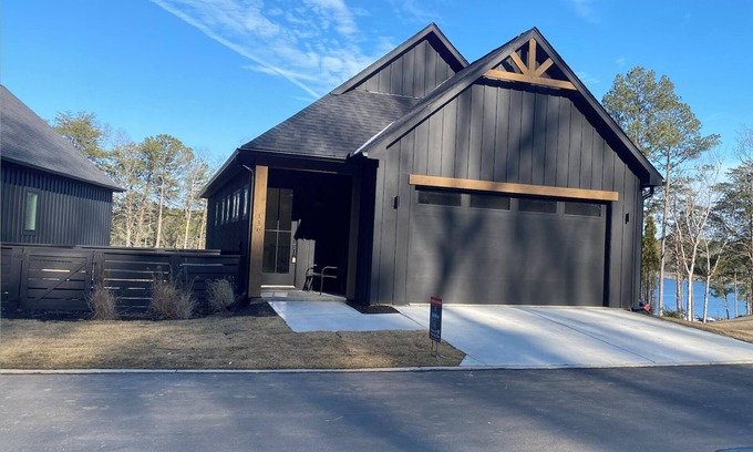Waleska House | BRAND NEW! Luxurious Lakefront Property Perfect for Families & Friends!