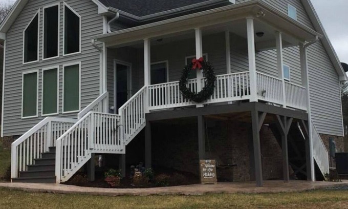 Arlington House | BRAND NEW Luxury House ~ 3 Bedrooms With Great Mountain And Creek Views