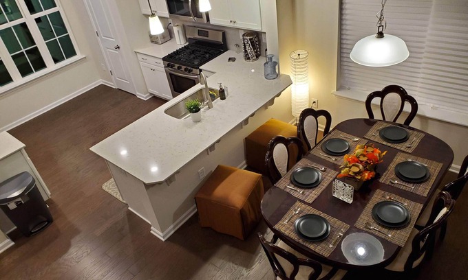 Charlotte House | Brand new luxury townhouse in prime location in Ballantyne - Book now!