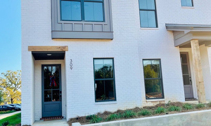 Oxford Condo | Brand new Luxury Townhome condo 1.7 mi to square!