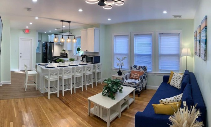St. Marks Apartment | BRAND NEW MODERN 3BDS, 2 BATHS. SLEEP 9 PEOPLE. MINUTES AWAY FROM BOSTON.