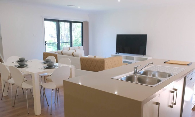 Kellyville House | Brand New Modern 4 BrHouse closed to lake