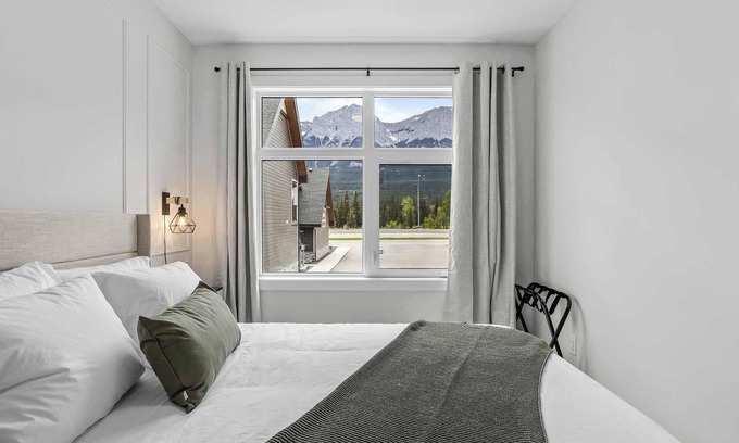 Harvie Heights Apartment | Brand New - Modern Rocky Mt. Retreat by Banff