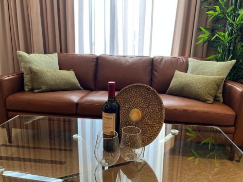 Jimenez Apartment | Brand New on 5th Av The vibrant hearth of the city