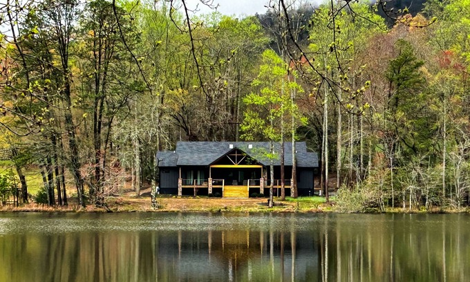Mills River House | BRAND NEW Perfect Getaway with Lake Views, Full Kitchen and Outdoor Fire Pit