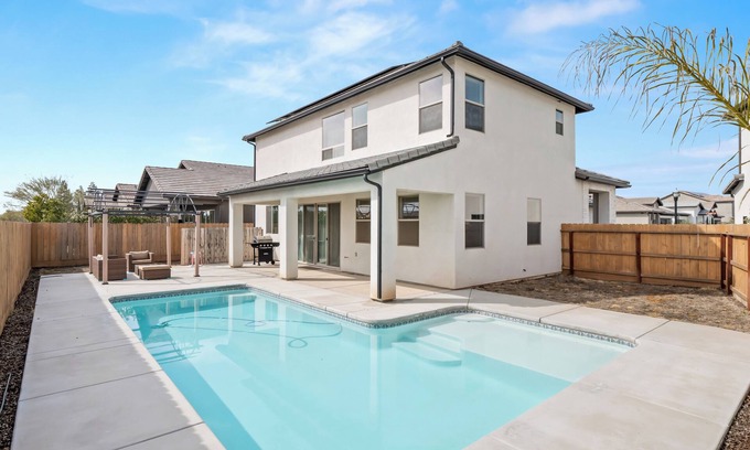 Clovis House | Brand New, Pool, Game Room, BBQ, 2 King Suites!