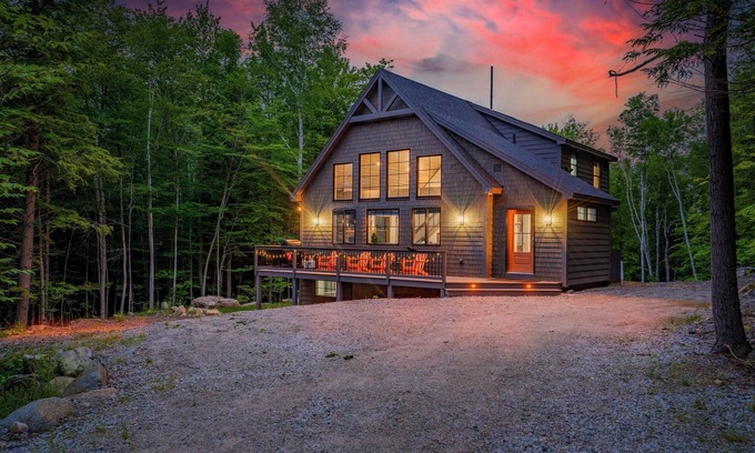 Sunday River Area Ski Chalet | BRAND NEW Powder Lodge - Hot Tub, Game Room, A/C and right next to Sunday River!