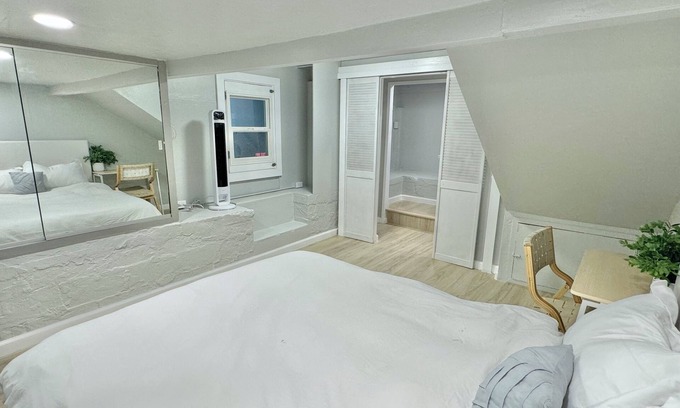 Makiki Condo | Brand new remodeled fully furnished 2 story loft monthly rental at 3800/mo!
