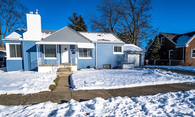 Center Line House | Brand New Renovation - 3BR/1BA in the heart of Metro Detroit