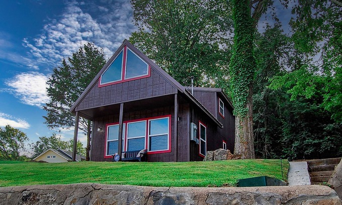 Hot Springs Cabin | Brand New Shabby-Chic Cabin Downtown Hot Springs