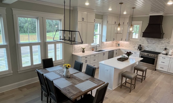 Oxford House | Brand New Southern Charmer w/screened in porch near Ole Miss & Oxford Square