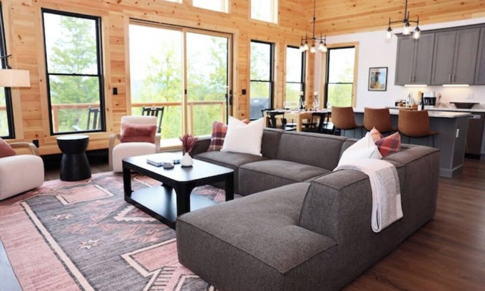 Sunday River Area Ski Chalet | Brand New. Views! Hot Tub. Sleeps 14. Kid Friendly