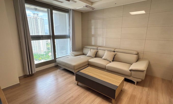 Songdo Apartment | BrandNew 2BR 21F 646sq.ft, 2min to Hyundai outlet & Triple St., 2Free Parking