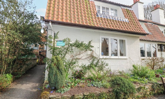 Perth Cottage | BRANKLYN GARDEN COTTAGE, pet friendly, with open fire in Perth