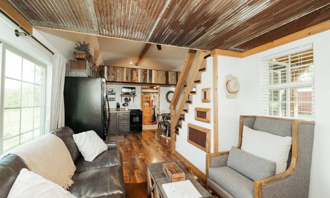 Branson House | Branson Barnyard Bungalow · Tiny House Cabin in Br