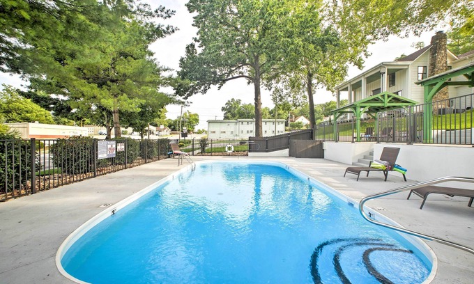 Downtown Branson Cottage | Branson Cottage w/Pool Access ~ 2 Mi to the Strip