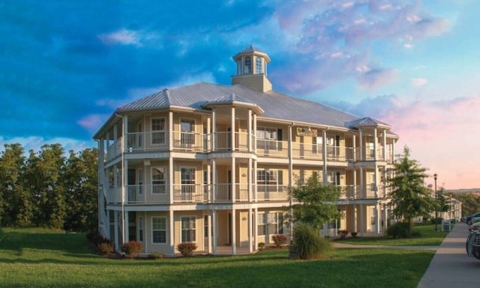 Branson Apartment | Branson Fabulous 2BD/2BA – Pool and Full Kitchen