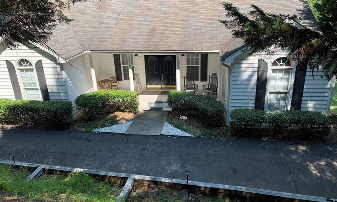 Young Harris House | Brasstown Valley Cottage 5/3 w/Hot Tub