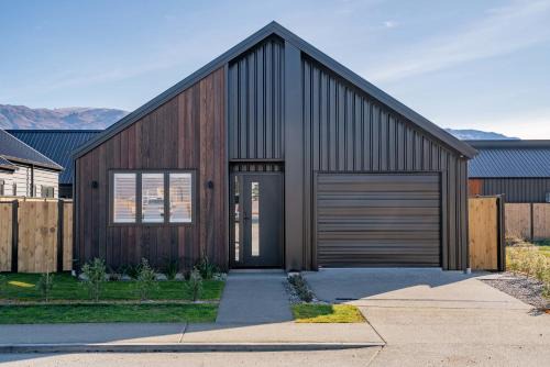 Lowburn House | Break on Bragato - Cromwell Holiday Home
