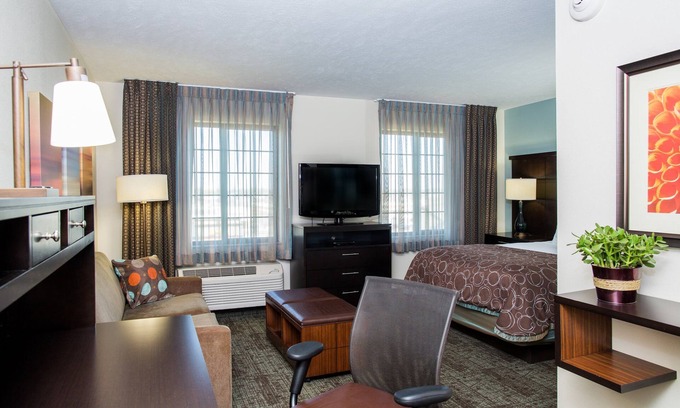 Lincoln Apartment | Breakfast, Pool, Quick Drive to Univ of Nebraska