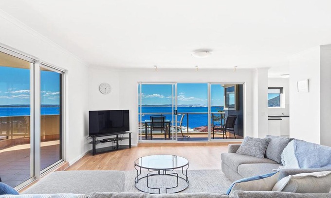Shoal Bay Apartment | Breakwater Apartment 402