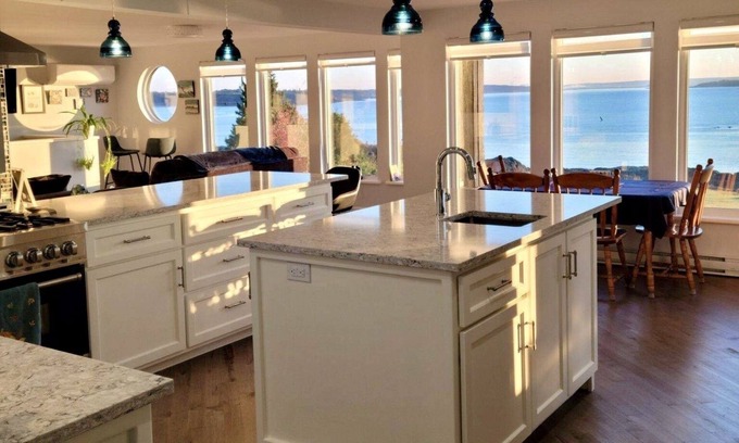 Saint John House | Breakwater.Oceanfront Executive Home w/hot tub overlooking Bay of Fundy