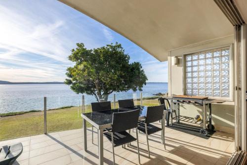 Corlette House | Breath Taking Waterfront