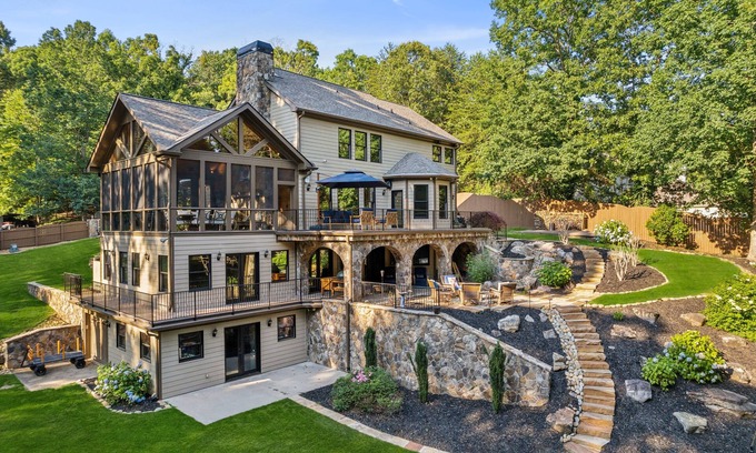 Gainesville House | Breathing taking views of Lake Lanier in a quite and private cove.