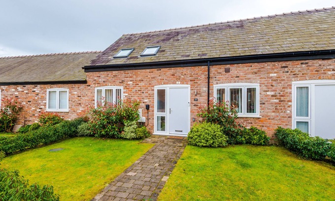 Mollington House | Breathtaking 2 bed property with parking close to Chester Racecourse!
