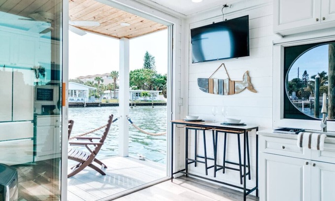 Bay Esplanade Boat Rental | Breathtaking Beachy Houseboat on Clearwater Island