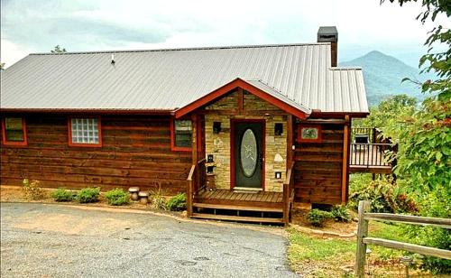 Hiawassee House | Breathtaking Cabin Rental with a Private Hot Tub in Hiawassee, Georgia