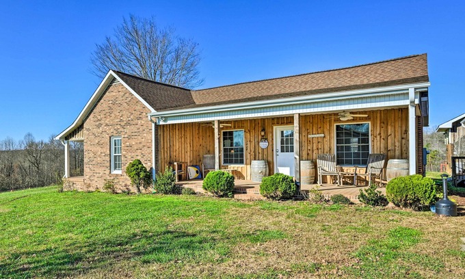 Elkin House | Breathtaking Elkin Getaway w/Vineyard Views!