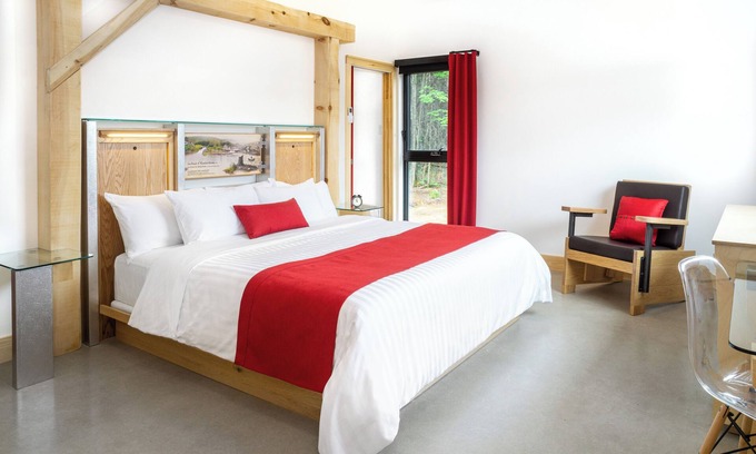 Mauricie House | Breathtaking Escape w/Fireplace, BBQ, Wellness & Soothing Du Loup river View